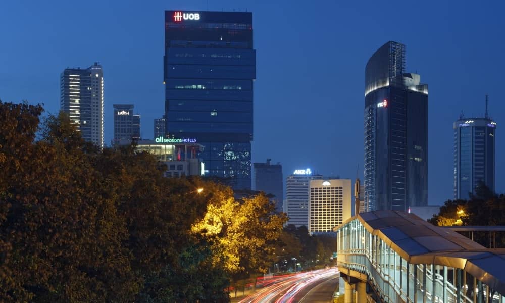 How Should Businesses Hedge Against Exchange Rate Fluctuations